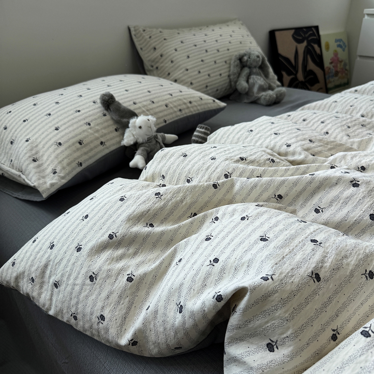 91家纺网 家纺一手货源 找家纺 水墨江南 2025新款高克重云感双层纱印花四件套-场景二 织梦