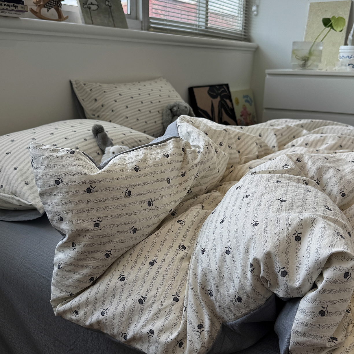 91家纺网 家纺一手货源 找家纺 水墨江南 2025新款高克重云感双层纱印花四件套-场景二 织梦