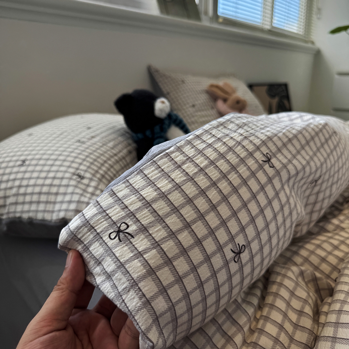 91家纺网 家纺一手货源 找家纺 水墨江南 2025新款高克重云感双层纱印花四件套-场景二 小格蝴蝶结