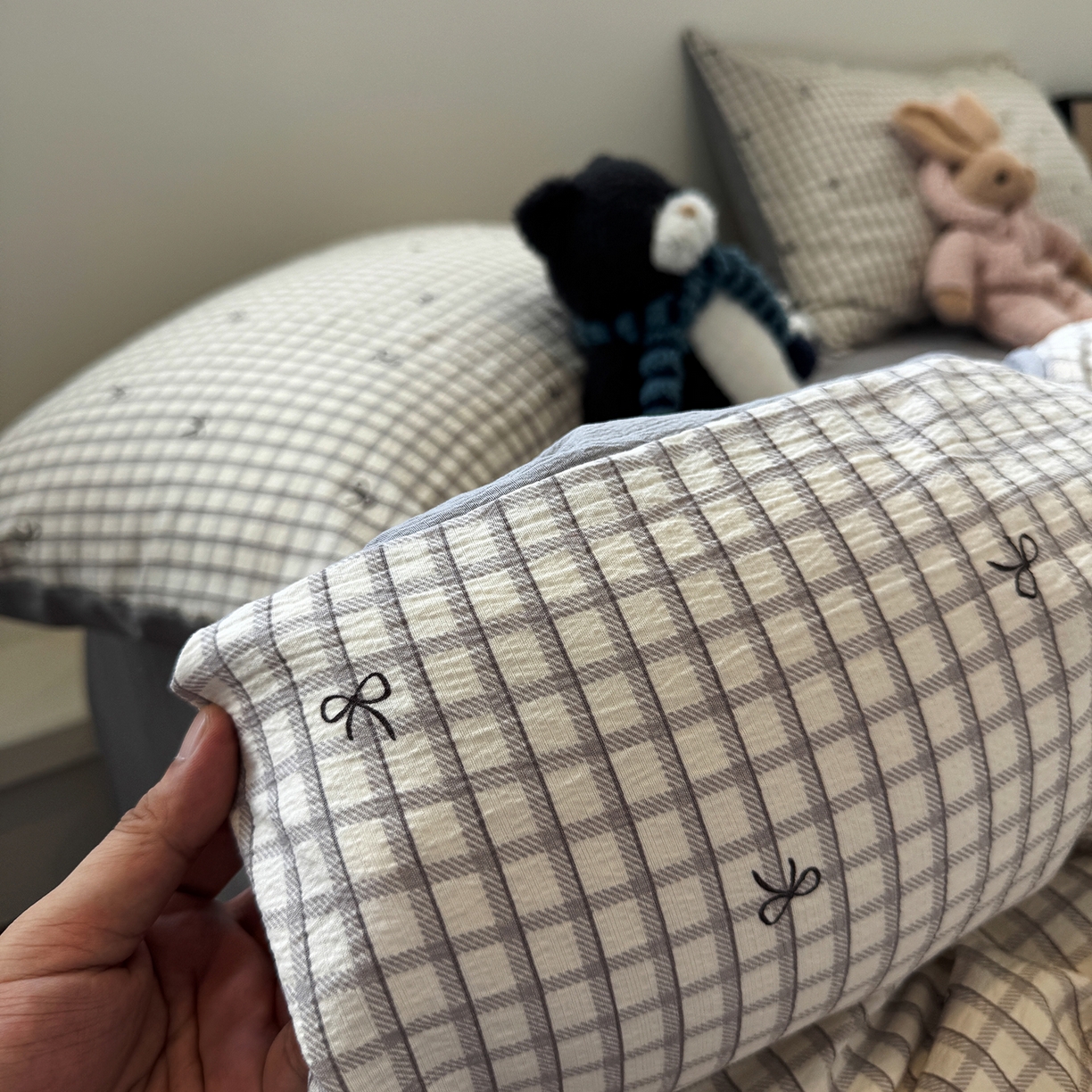 91家纺网 家纺一手货源 找家纺 水墨江南 2025新款高克重云感双层纱印花四件套-场景二 小格蝴蝶结