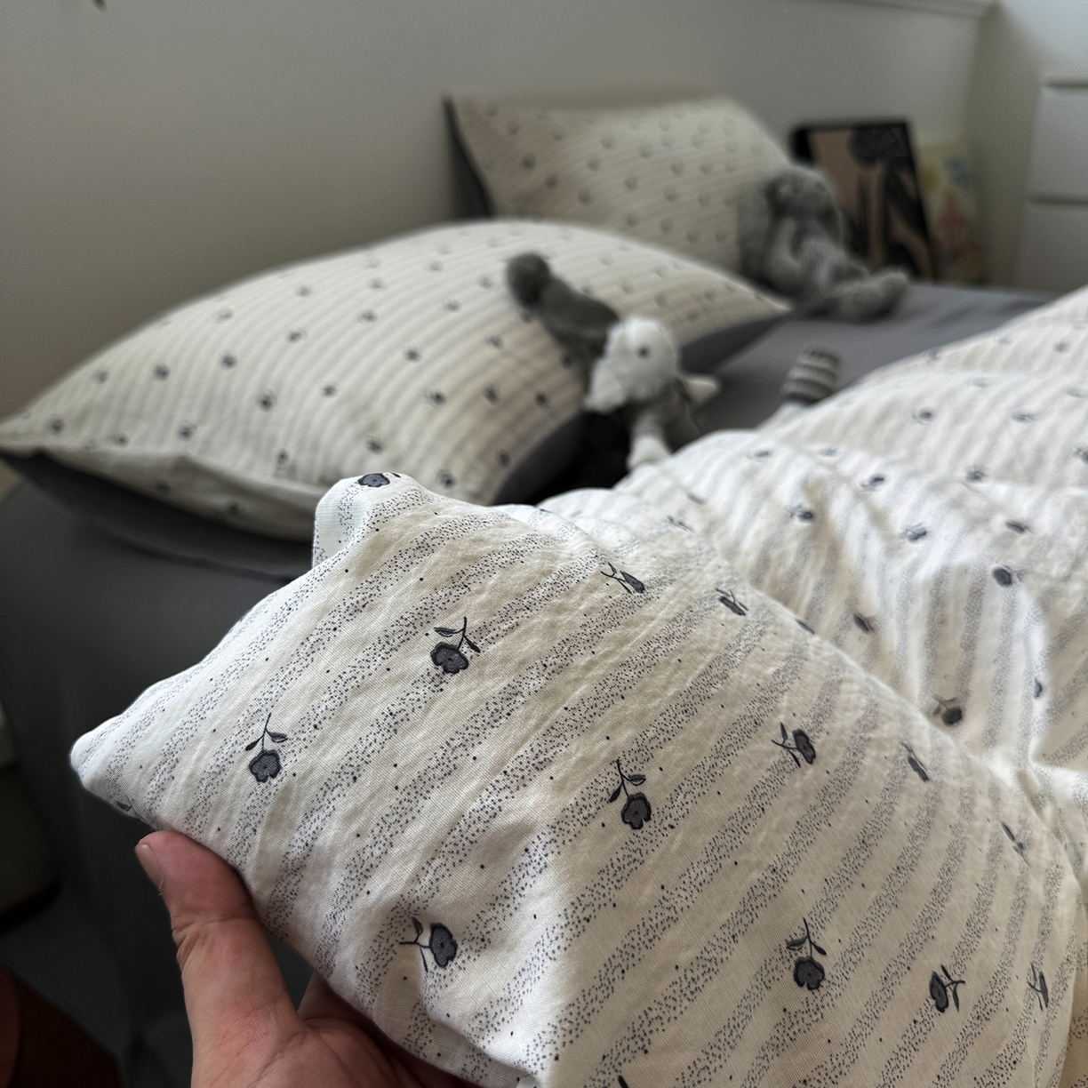 91家纺网 家纺一手货源 找家纺 水墨江南 2025新款高克重云感双层纱印花四件套-场景二 织梦