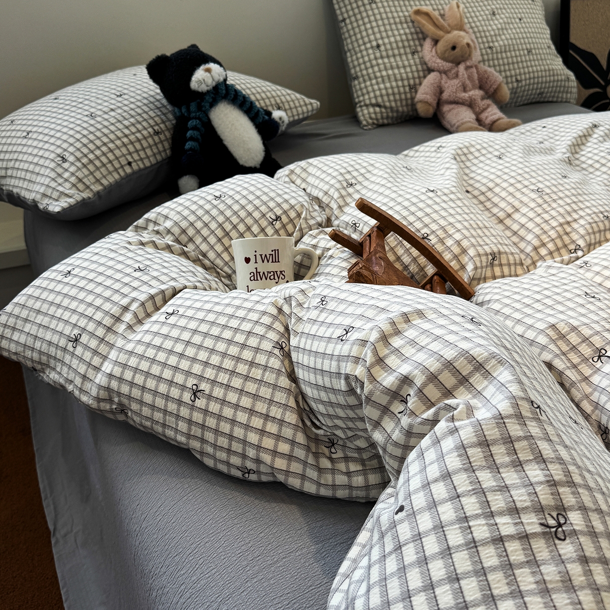 91家纺网 家纺一手货源 找家纺 水墨江南 2025新款高克重云感双层纱印花四件套-场景二 小格蝴蝶结