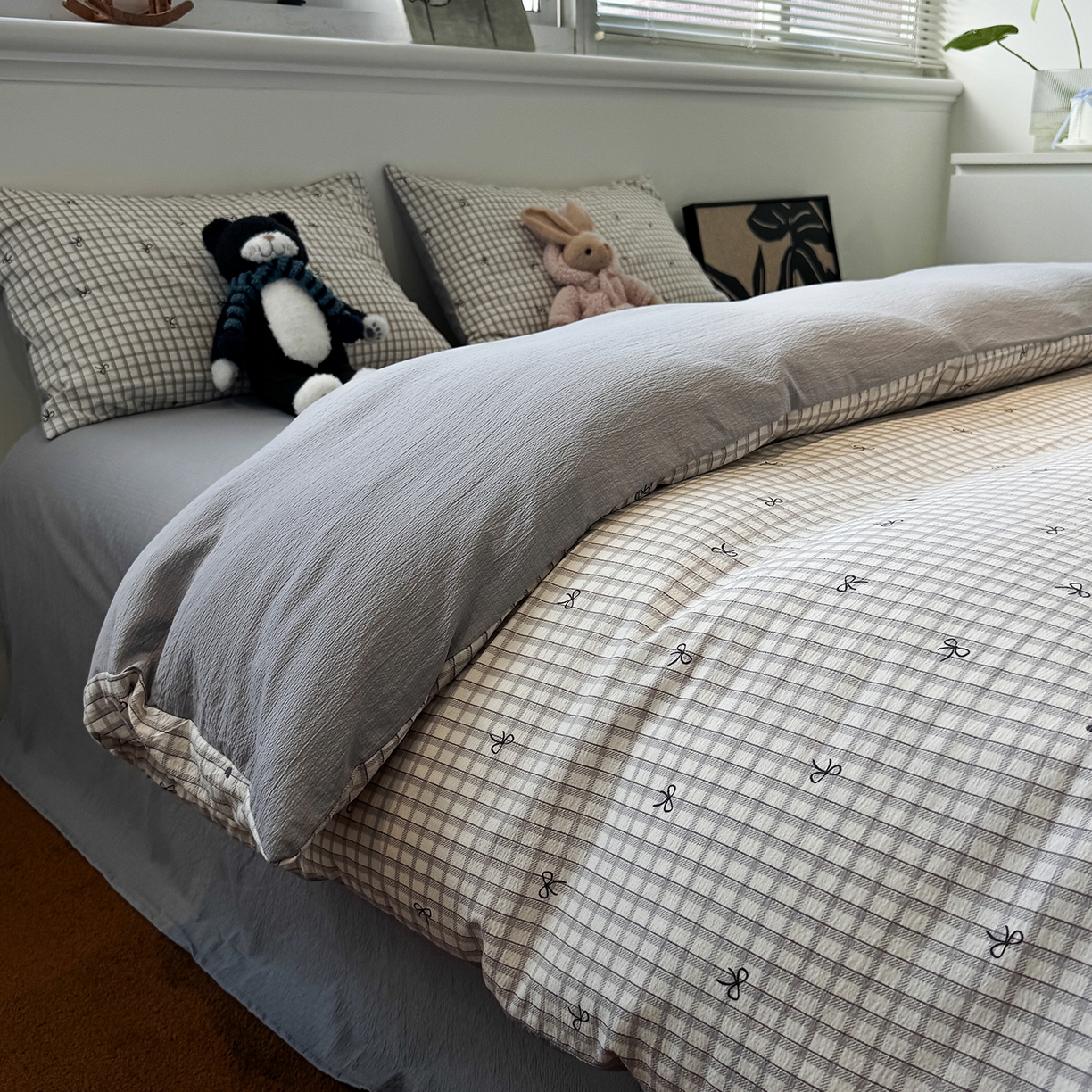 91家纺网 家纺一手货源 找家纺 水墨江南 2025新款高克重云感双层纱印花四件套-场景二 小格蝴蝶结