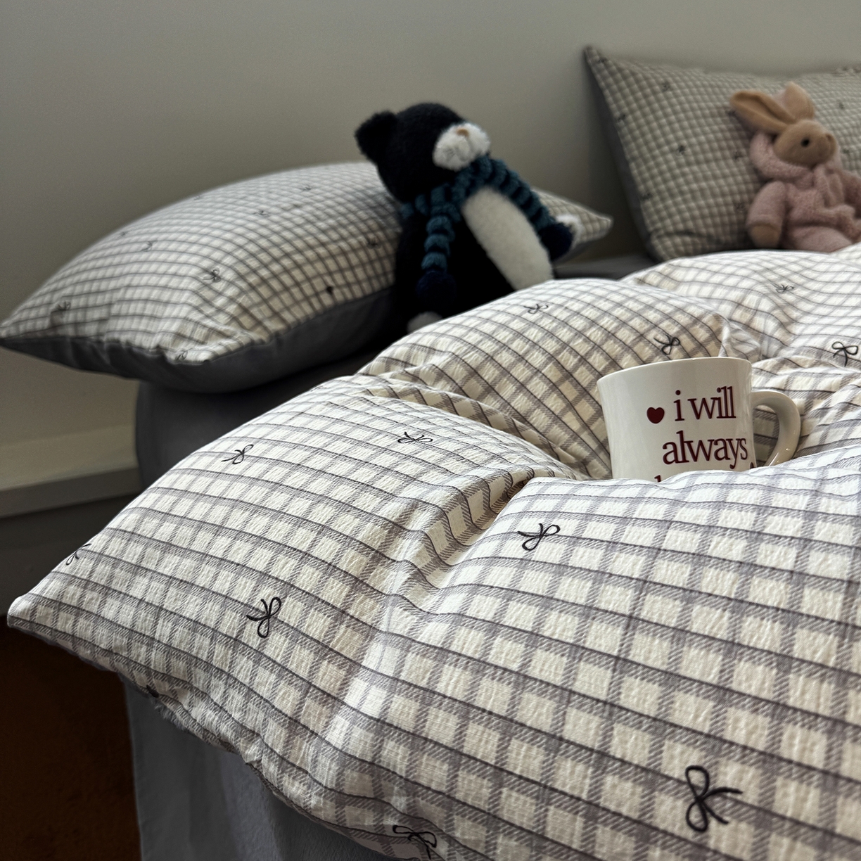 91家纺网 家纺一手货源 找家纺 水墨江南 2025新款高克重云感双层纱印花四件套-场景二 小格蝴蝶结