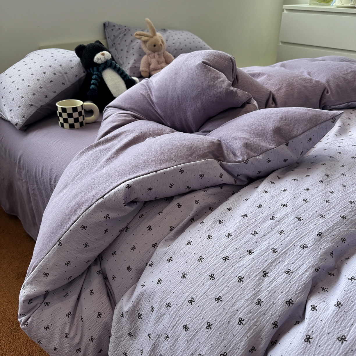 91家纺网 家纺一手货源 找家纺 水墨江南 2025新款高克重云感双层纱印花四件套-场景二 欢乐颂