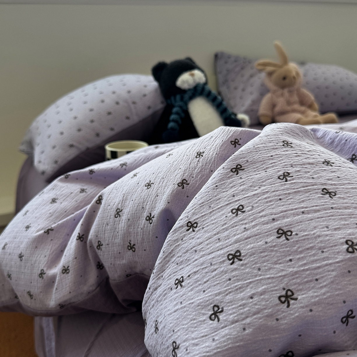 91家纺网 家纺一手货源 找家纺 水墨江南 2025新款高克重云感双层纱印花四件套-场景二 欢乐颂