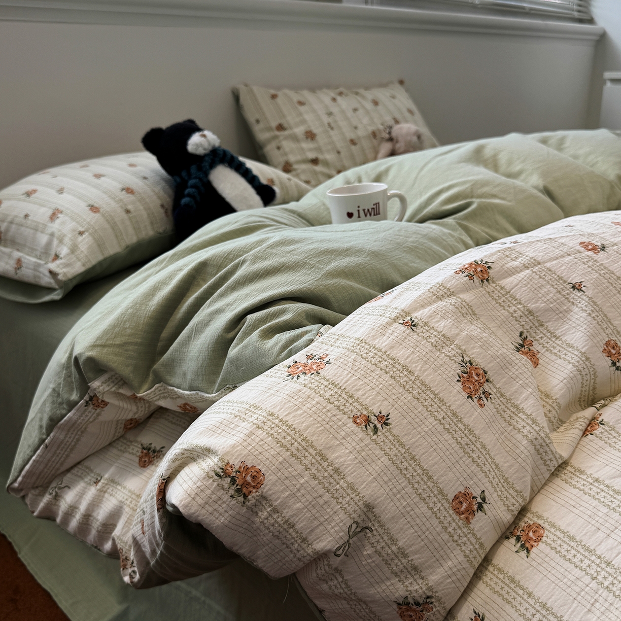 91家纺网 家纺一手货源 找家纺 水墨江南 2025新款高克重云感双层纱印花四件套-场景二 花枝蔓