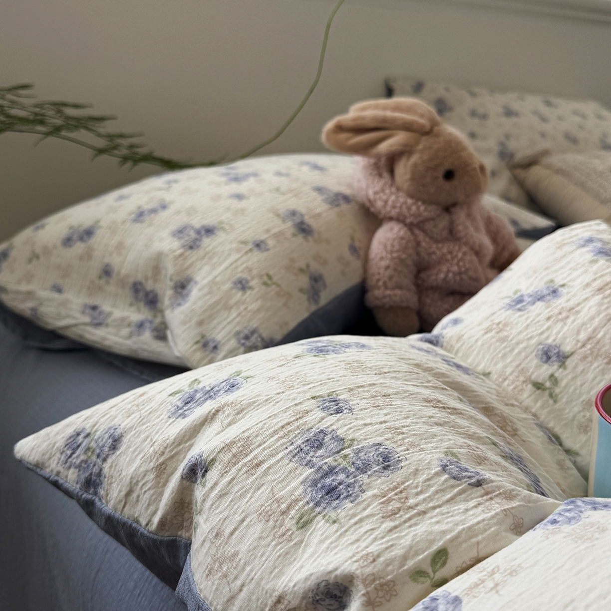 91家纺网 家纺一手货源 找家纺 水墨江南 2025新款高克重云感双层纱印花四件套-场景二 幽香