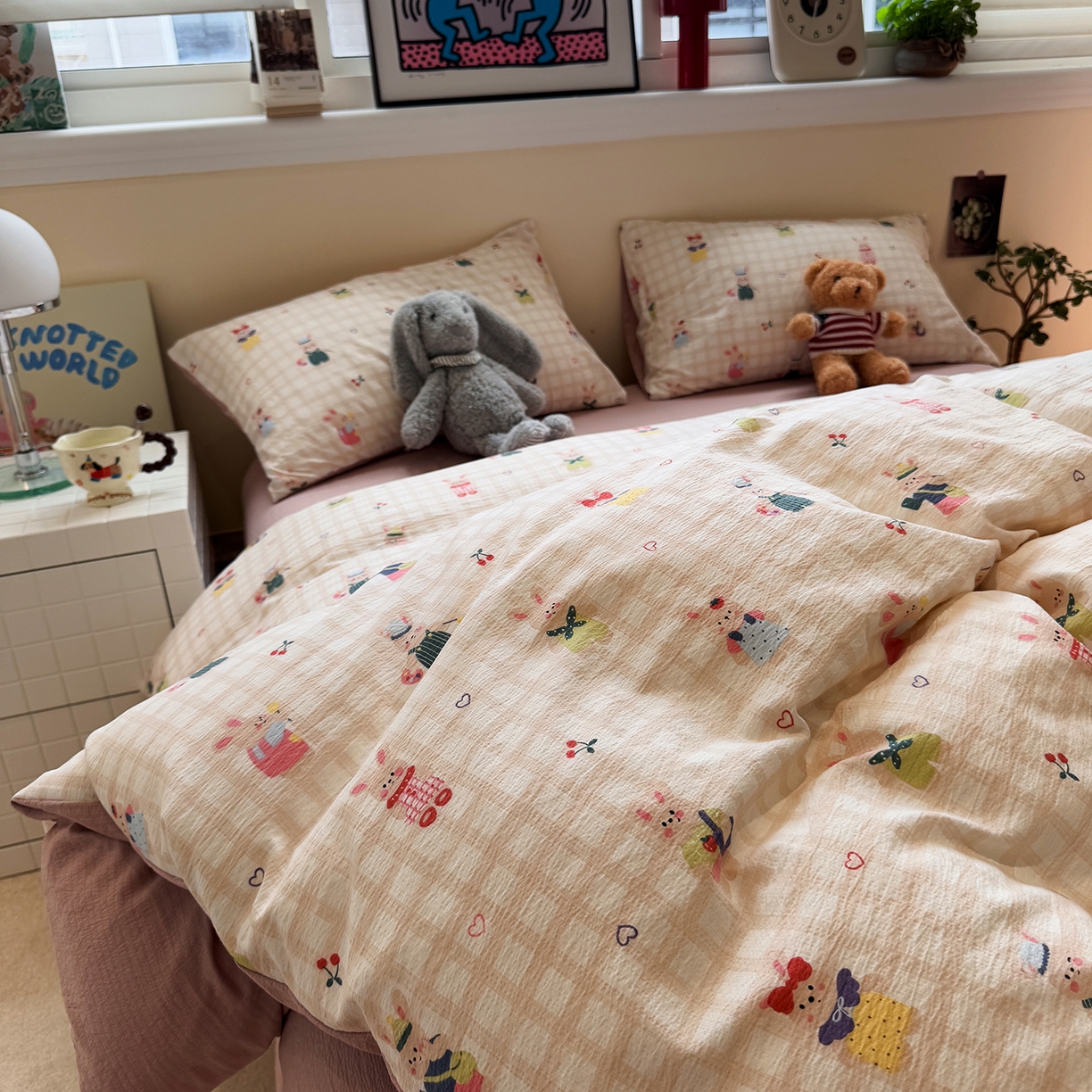 91家纺网 家纺一手货源 找家纺 水墨江南 2025新款高克重云感双层纱印花四件套-场景二 兔宝宝