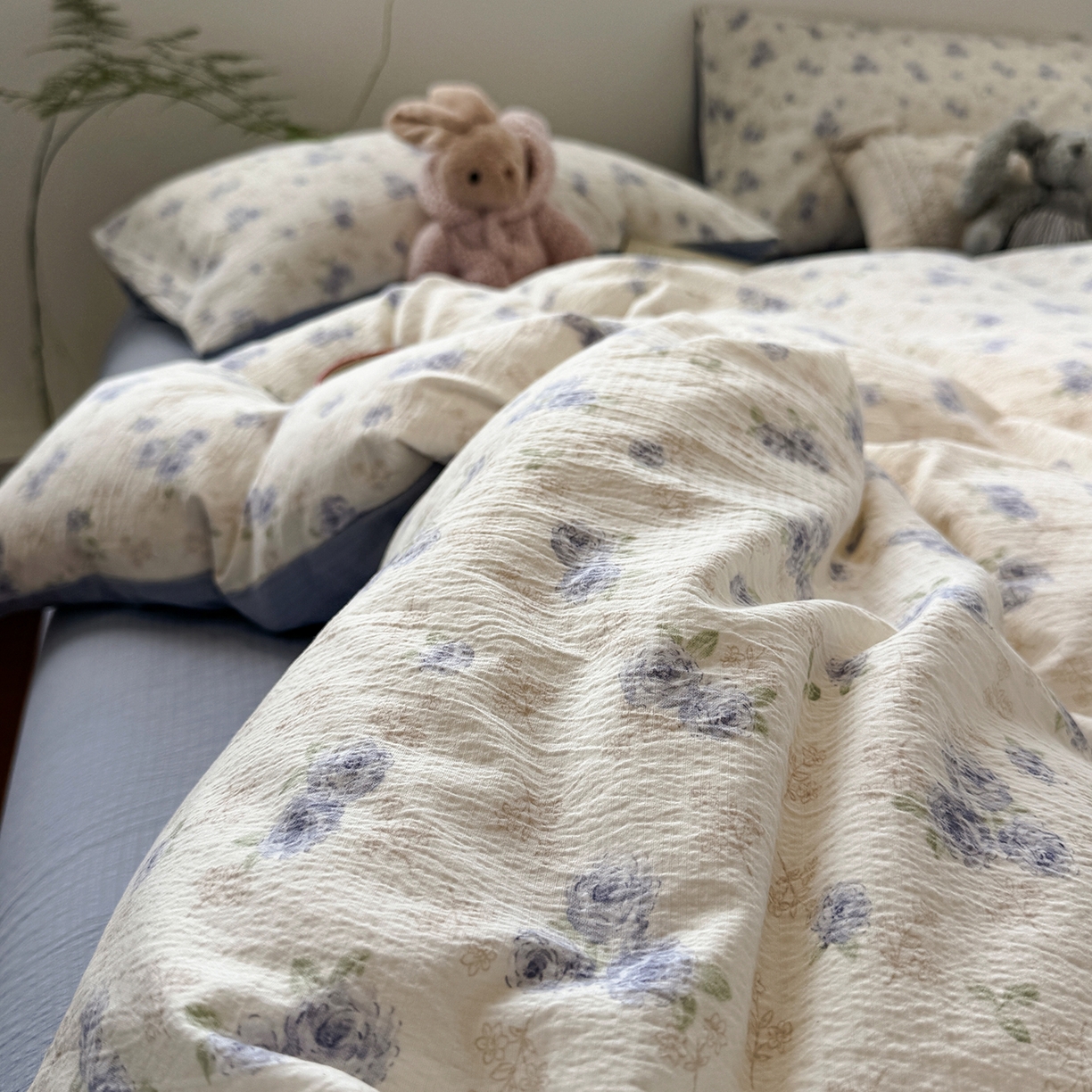 91家纺网 家纺一手货源 找家纺 水墨江南 2025新款高克重云感双层纱印花四件套-场景二 幽香