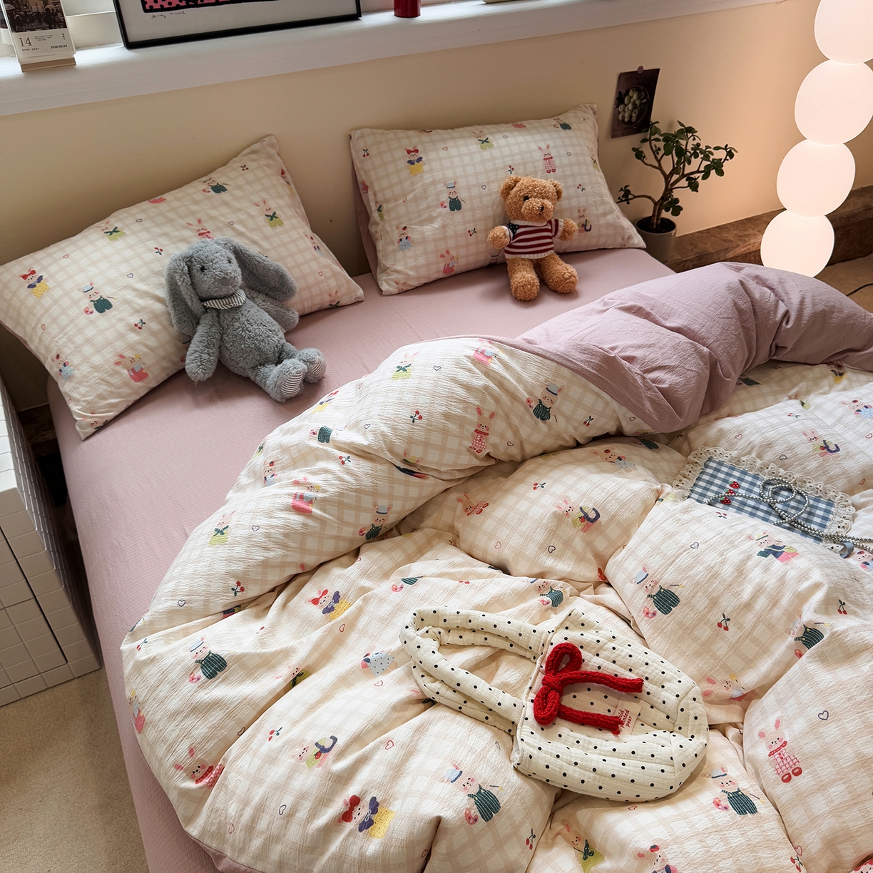 91家纺网 家纺一手货源 找家纺 水墨江南 2025新款高克重云感双层纱印花四件套-场景二 兔宝宝