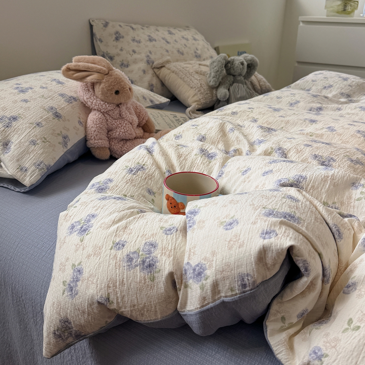 91家纺网 家纺一手货源 找家纺 水墨江南 2025新款高克重云感双层纱印花四件套-场景二 幽香