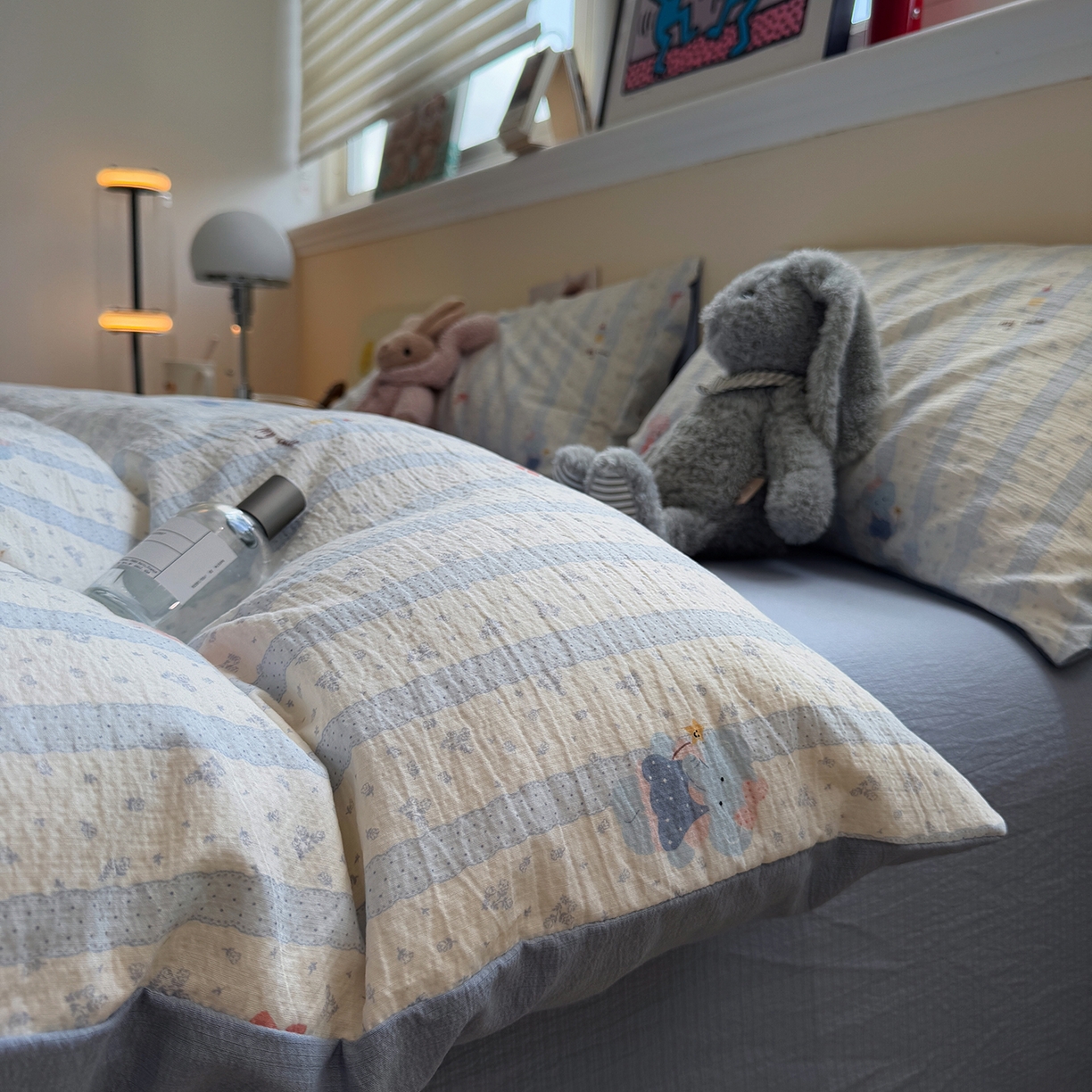 91家纺网 家纺一手货源 找家纺 水墨江南 2025新款高克重云感双层纱印花四件套-场景二 绒绒象