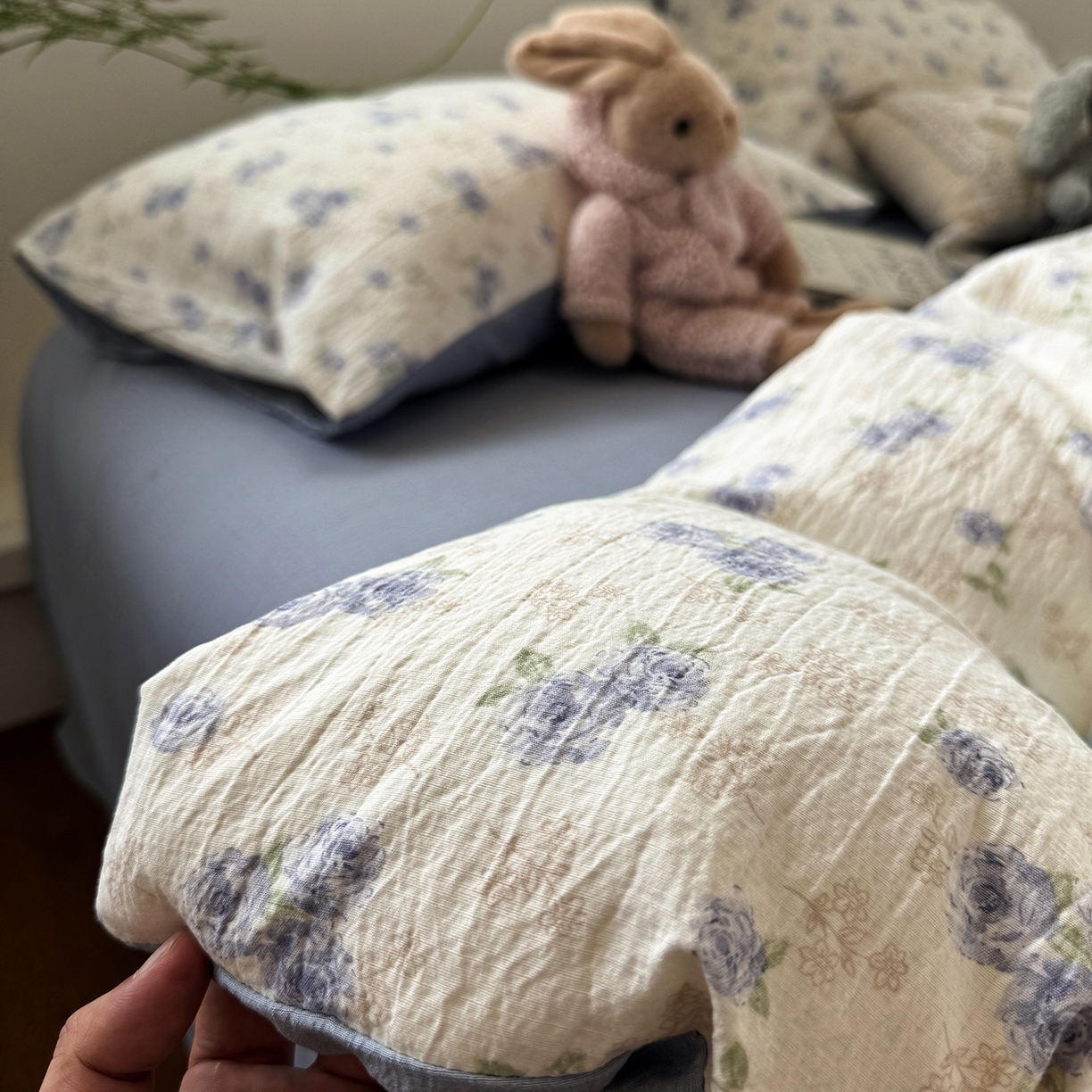 91家纺网 家纺一手货源 找家纺 水墨江南 2025新款高克重云感双层纱印花四件套-场景二 幽香