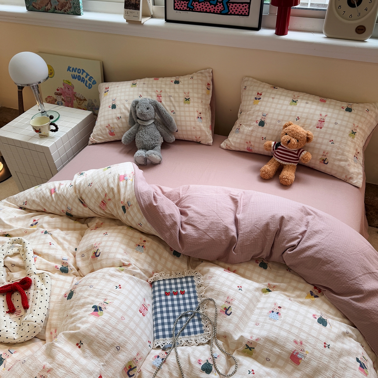 91家纺网 家纺一手货源 找家纺 水墨江南 2025新款高克重云感双层纱印花四件套-场景二 兔宝宝