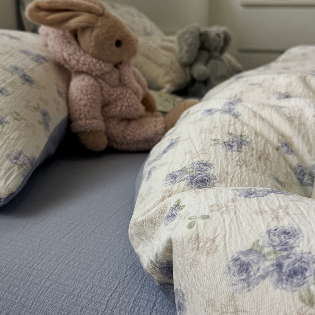 91家纺网 家纺一手货源 找家纺 水墨江南 2025新款高克重云感双层纱印花四件套-场景二 幽香