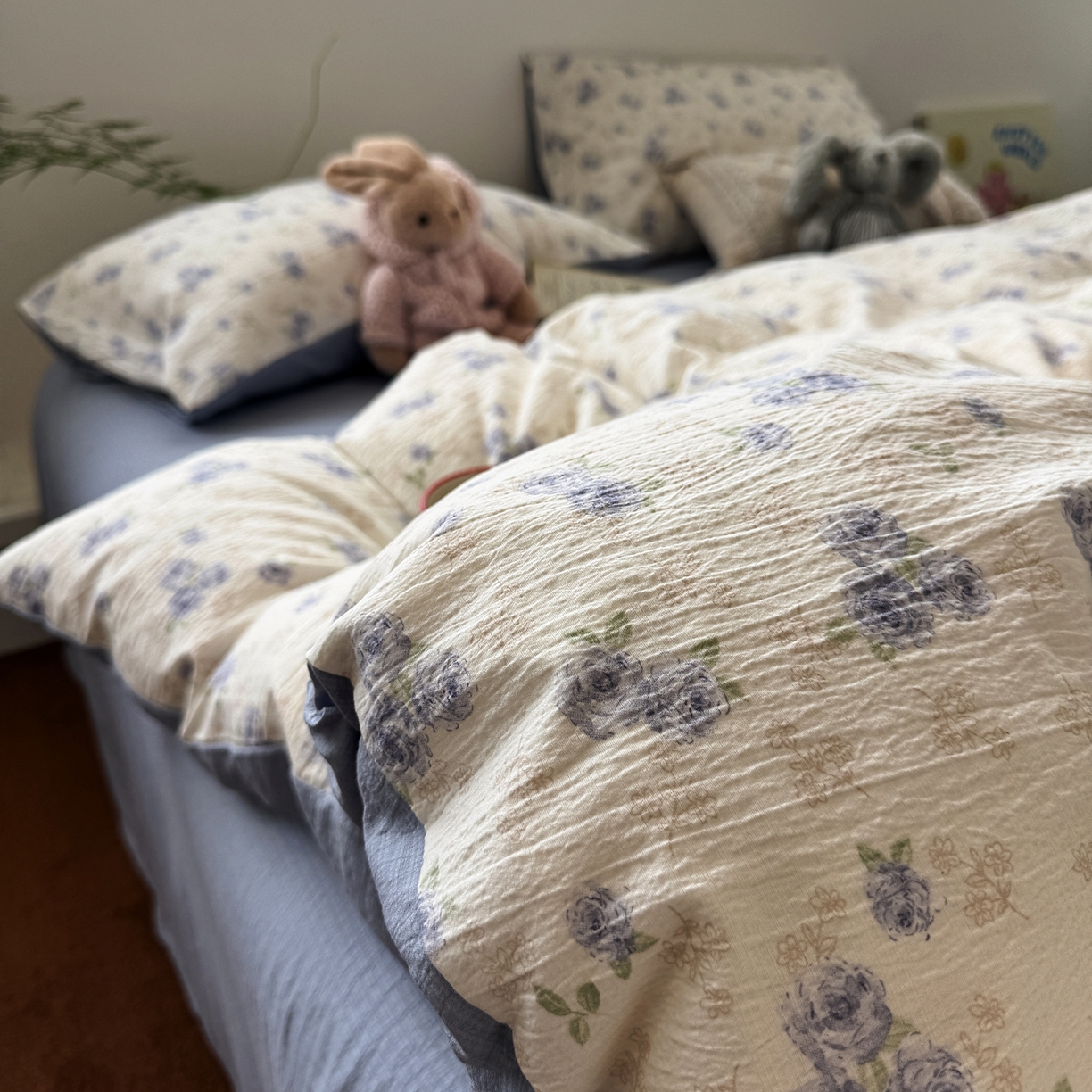 91家纺网 家纺一手货源 找家纺 水墨江南 2025新款高克重云感双层纱印花四件套-场景二 幽香