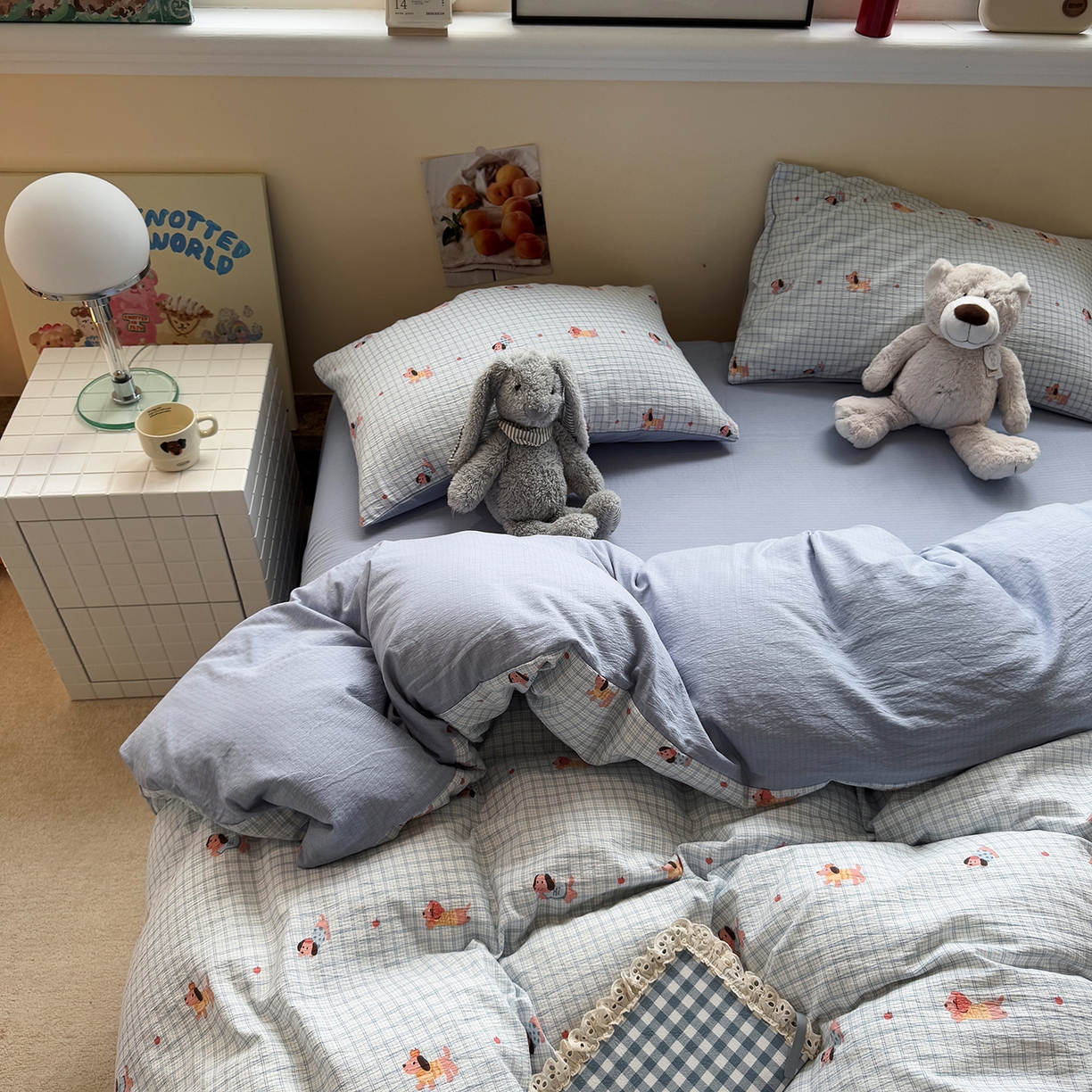 91家纺网 家纺一手货源 找家纺 水墨江南 2025新款高克重云感双层纱印花四件套-场景二 快乐小狗