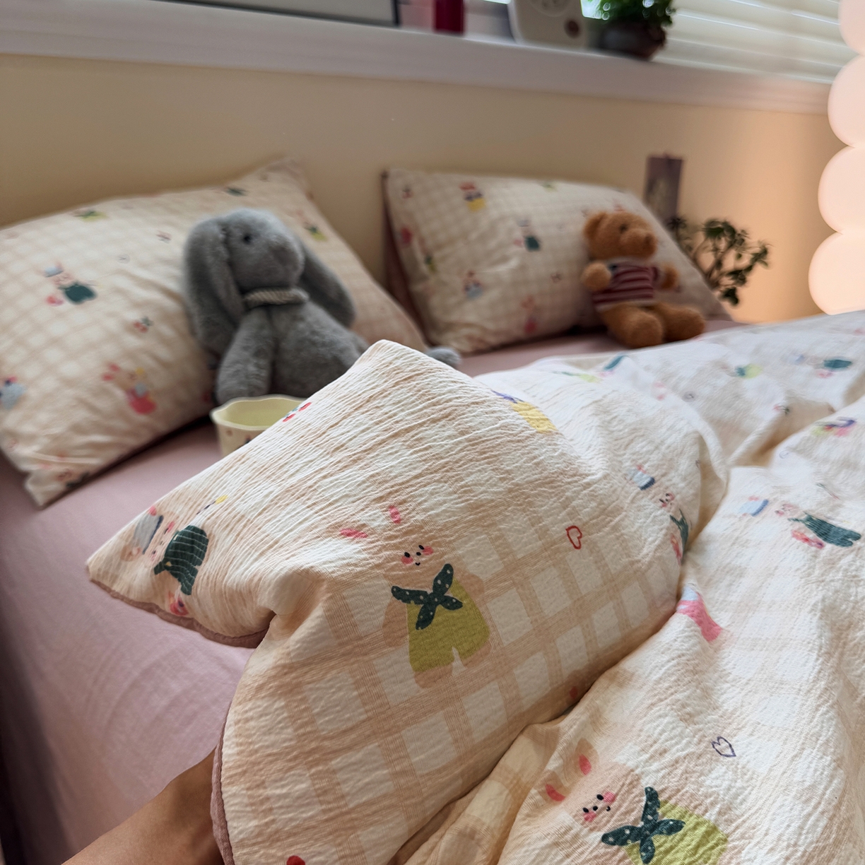 91家纺网 家纺一手货源 找家纺 水墨江南 2025新款高克重云感双层纱印花四件套-场景二 兔宝宝