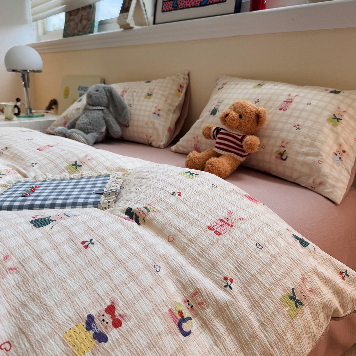 91家纺网 家纺一手货源 找家纺 水墨江南 2025新款高克重云感双层纱印花四件套-场景二 兔宝宝