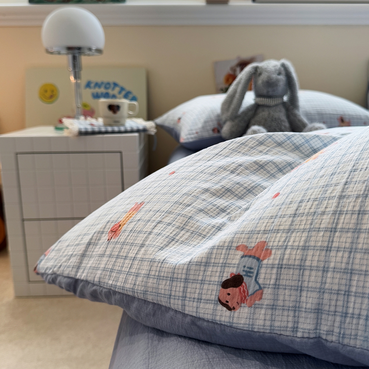 91家纺网 家纺一手货源 找家纺 水墨江南 2025新款高克重云感双层纱印花四件套-场景二 快乐小狗