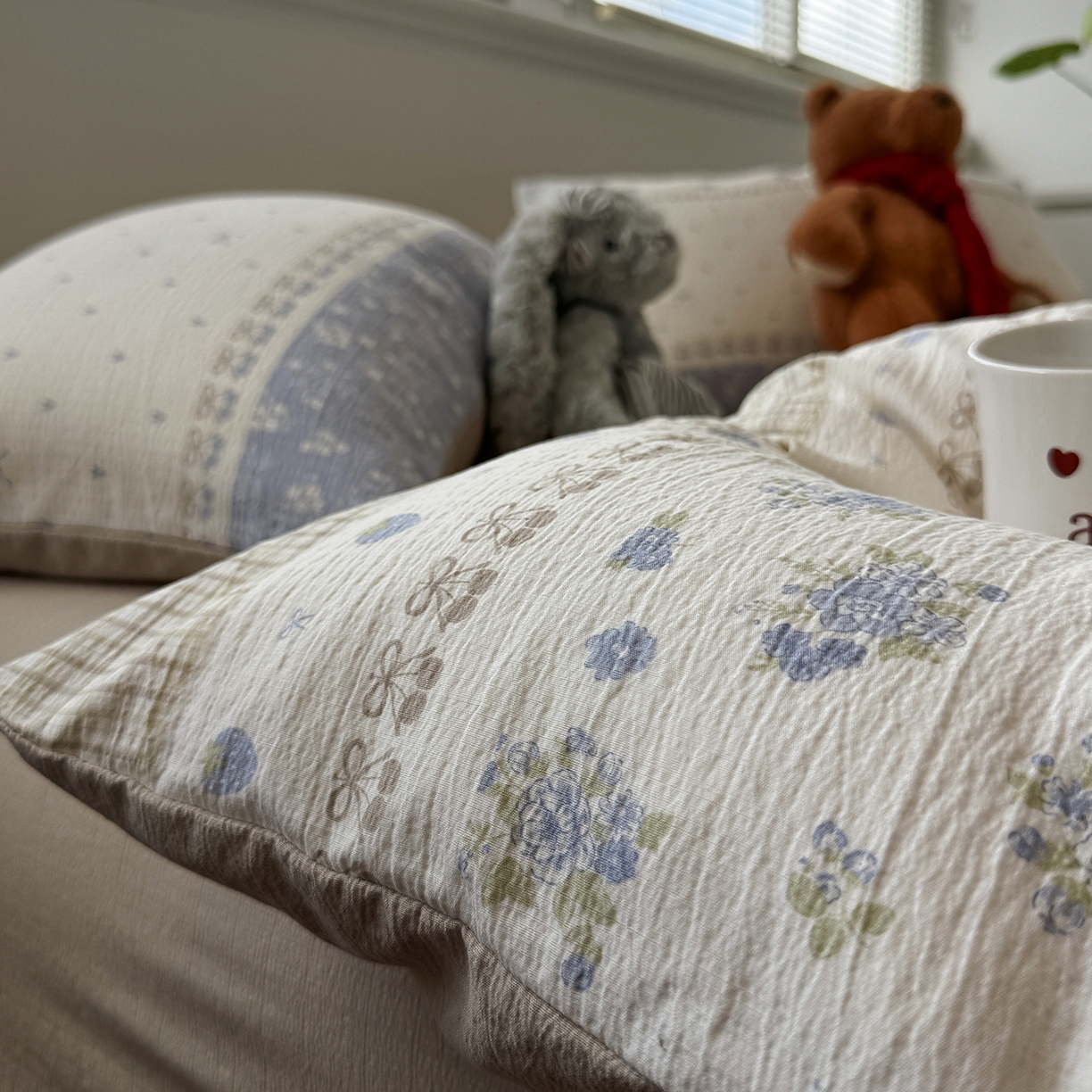 91家纺网 家纺一手货源 找家纺 水墨江南 2025新款高克重云感双层纱印花四件套-场景二 春天里