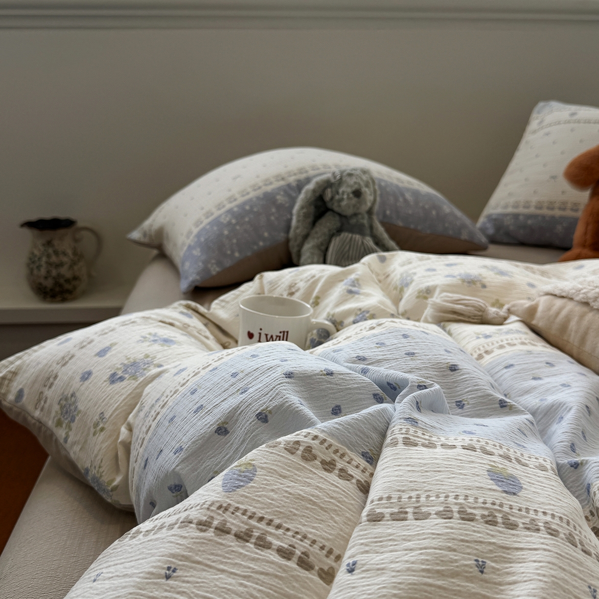 91家纺网 家纺一手货源 找家纺 水墨江南 2025新款高克重云感双层纱印花四件套-场景二 春天里