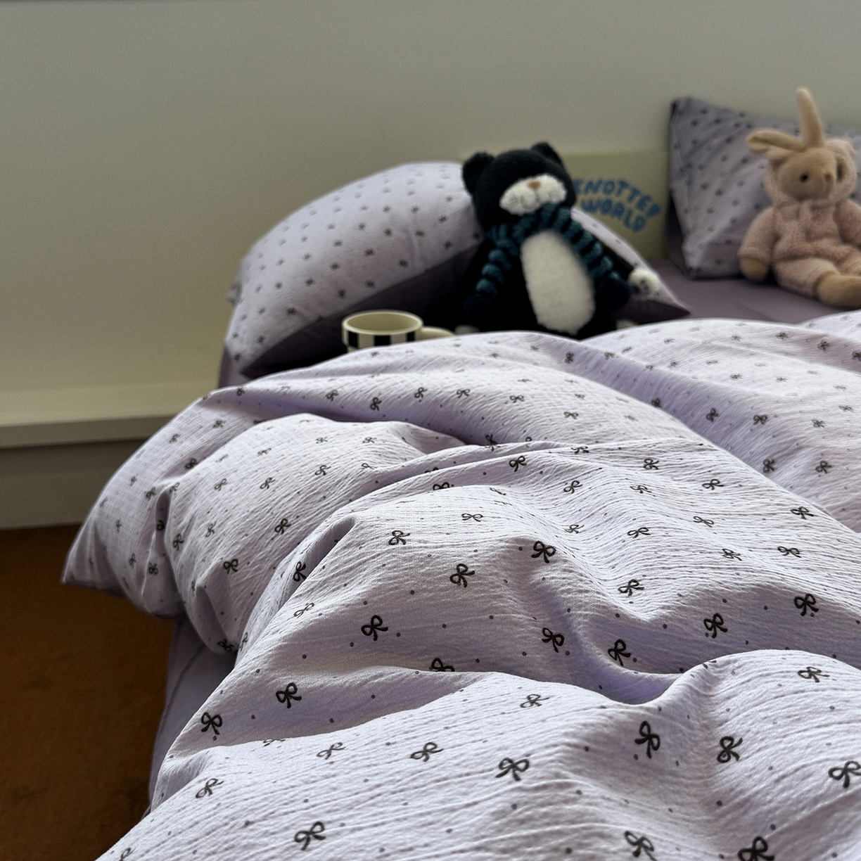 91家纺网 家纺一手货源 找家纺 水墨江南 2025新款高克重云感双层纱印花四件套-场景二 欢乐颂