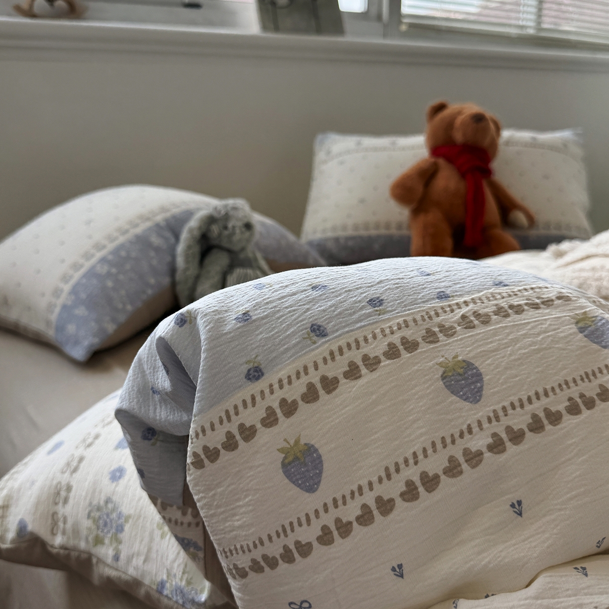 91家纺网 家纺一手货源 找家纺 水墨江南 2025新款高克重云感双层纱印花四件套-场景二 春天里