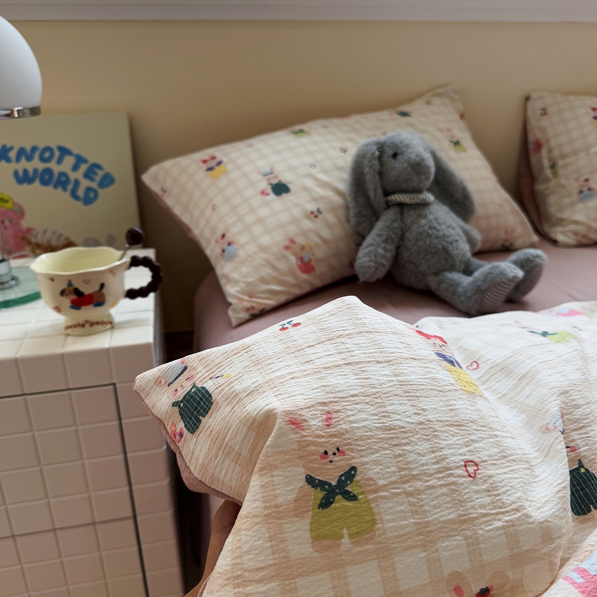 91家纺网 家纺一手货源 找家纺 水墨江南 2025新款高克重云感双层纱印花四件套-场景二 兔宝宝