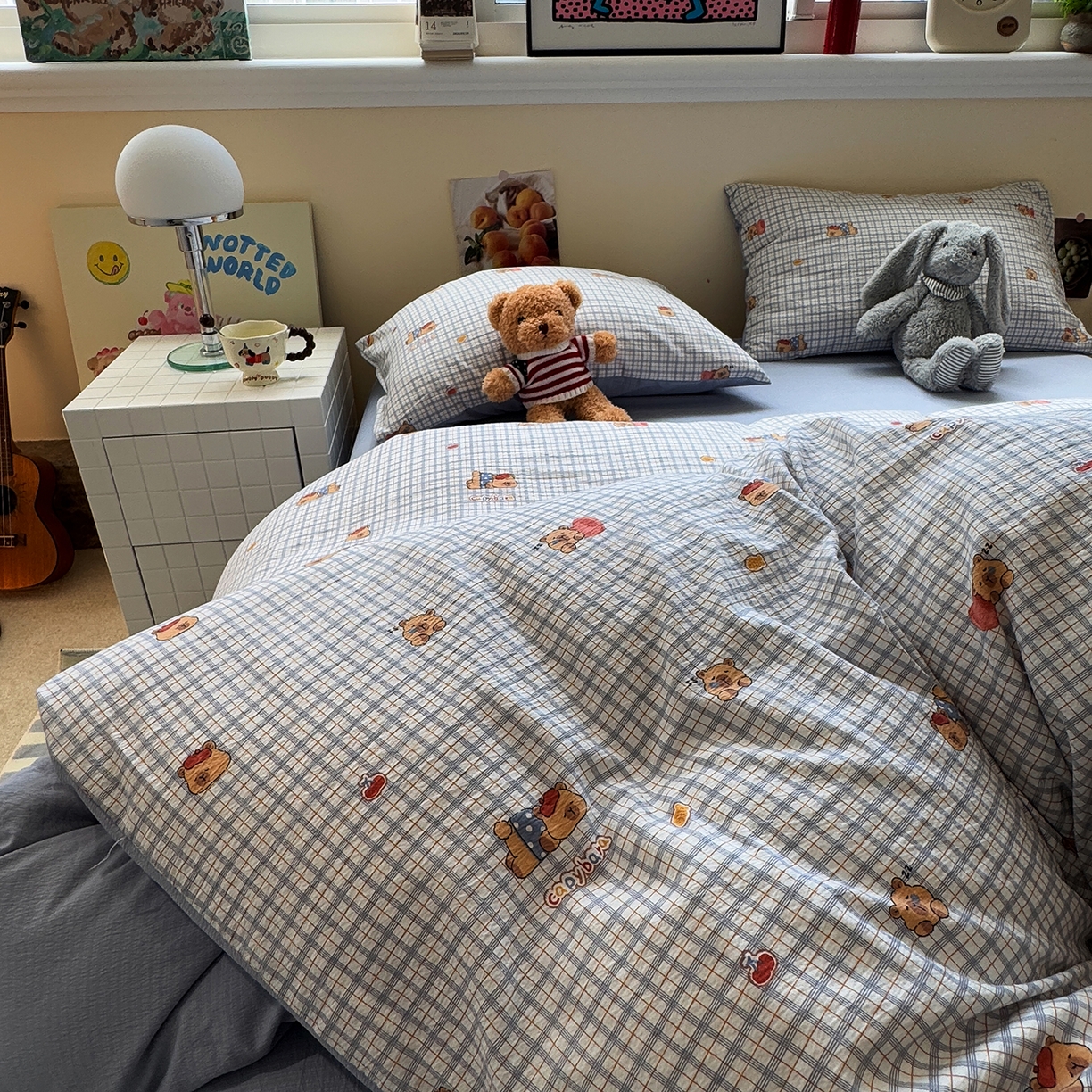 91家纺网 家纺一手货源 找家纺 水墨江南 2025新款高克重云感双层纱印花四件套-场景二 可爱卡比