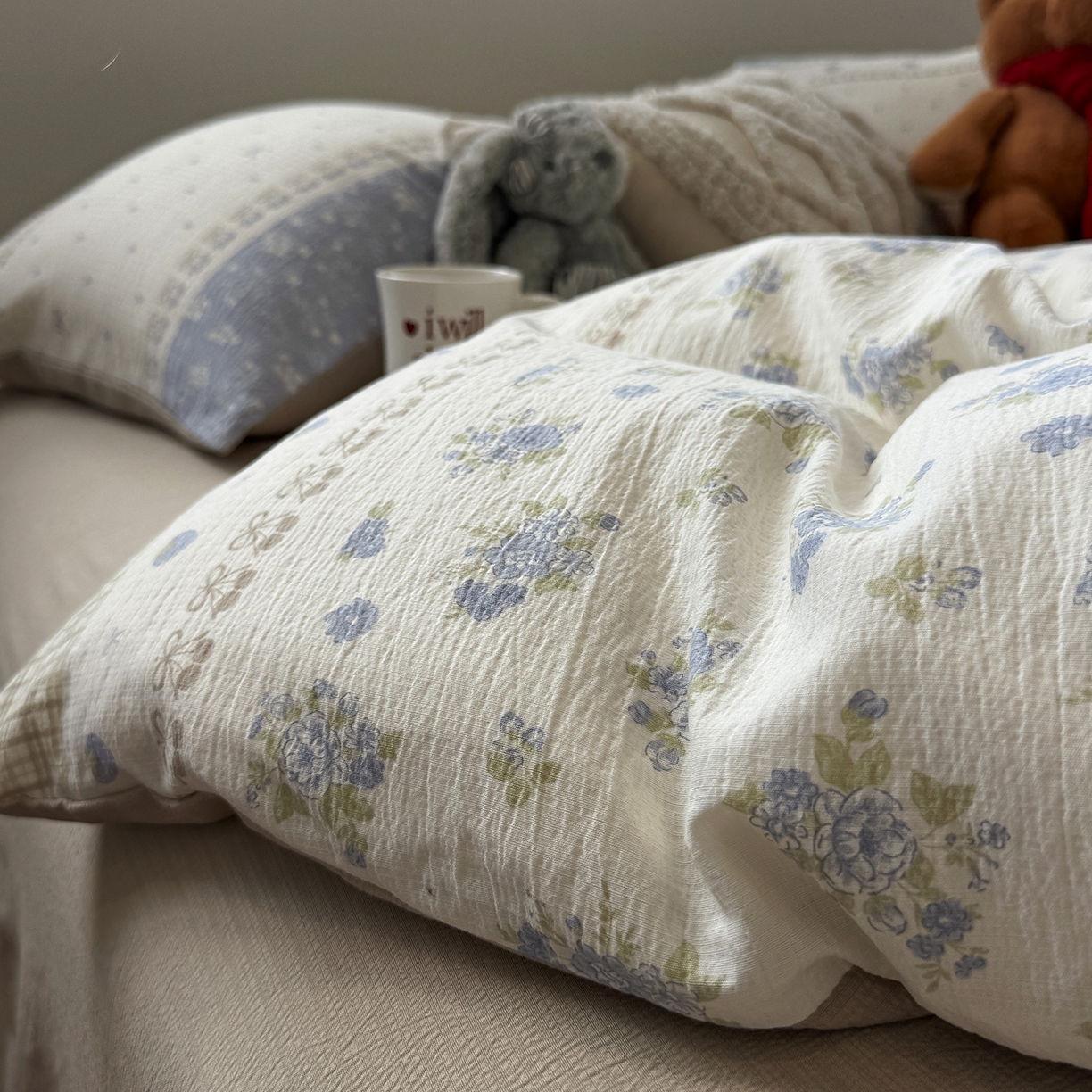 91家纺网 家纺一手货源 找家纺 水墨江南 2025新款高克重云感双层纱印花四件套-场景二 春天里