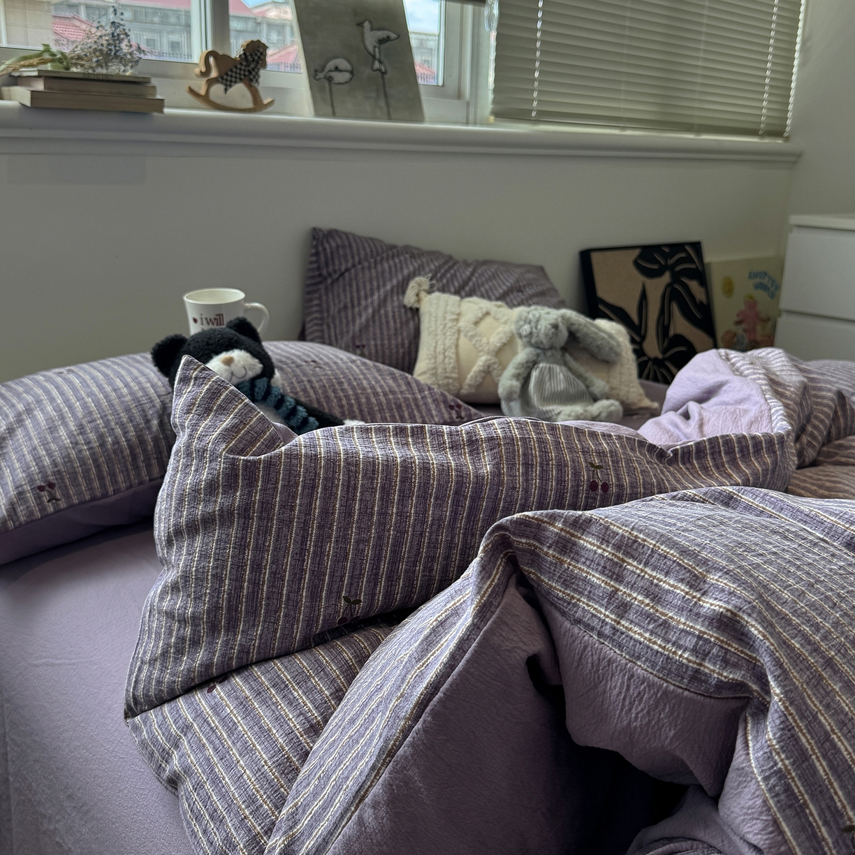 91家纺网 家纺一手货源 找家纺 水墨江南 2025新款高克重云感双层纱印花四件套-场景二 紫樱