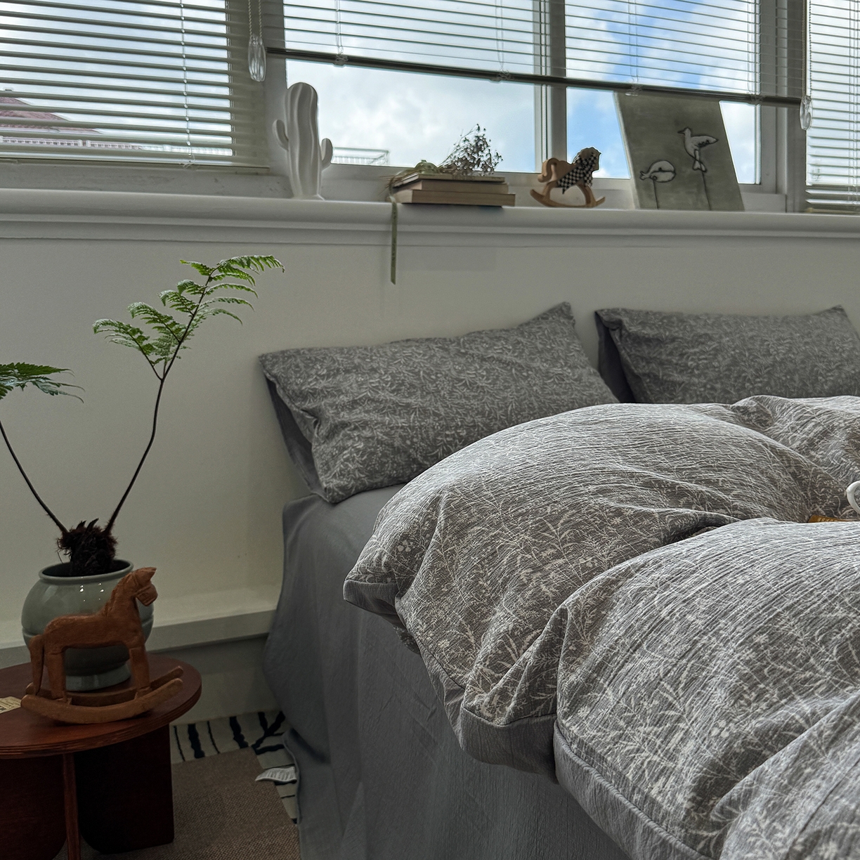 91家纺网 家纺一手货源 找家纺 水墨江南 2025新款高克重云感双层纱印花四件套-场景二 枝蔓