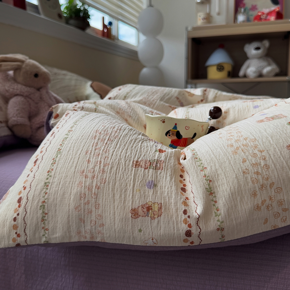 91家纺网 家纺一手货源 找家纺 水墨江南 2025新款高克重云感双层纱印花四件套-场景二 快乐小兔