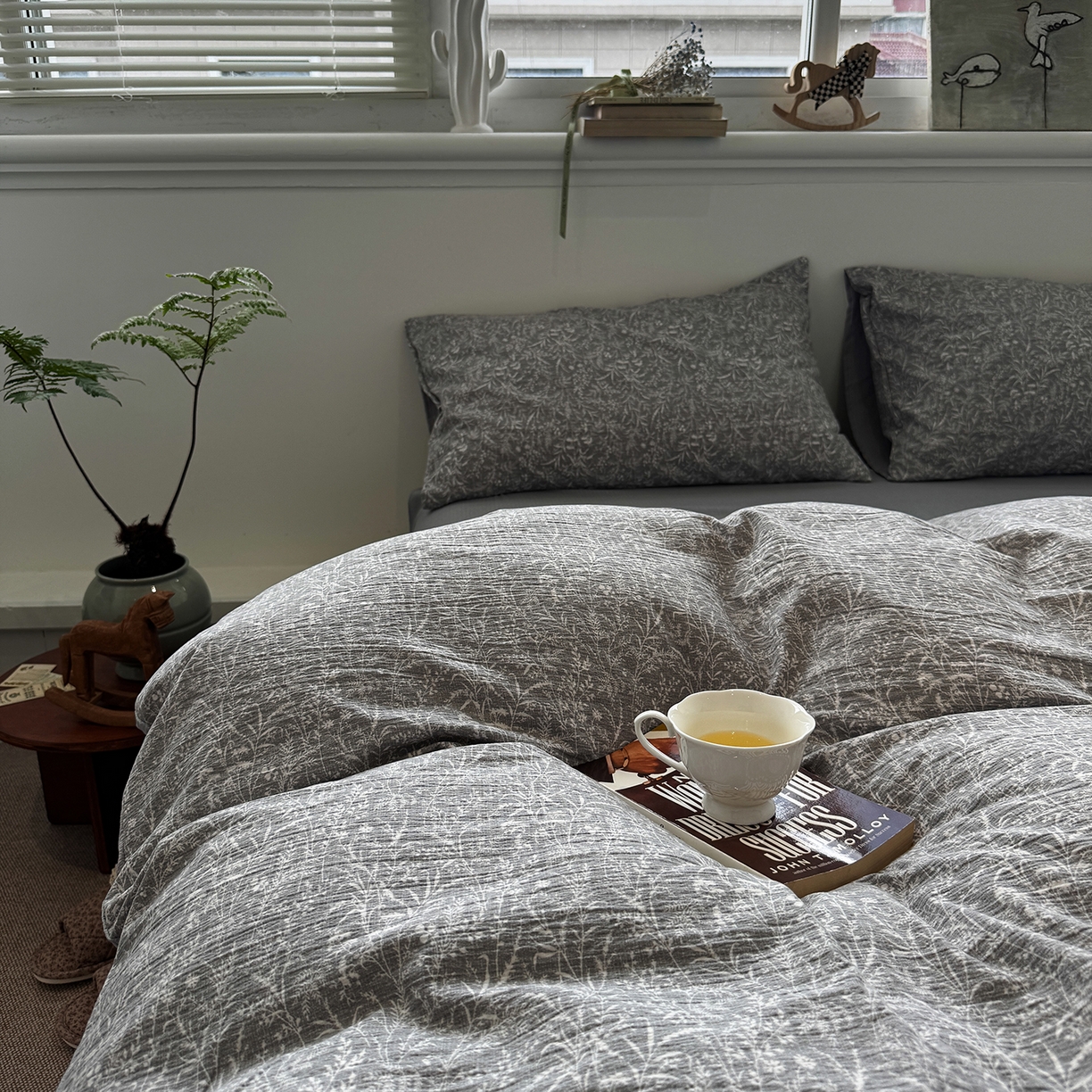 91家纺网 家纺一手货源 找家纺 水墨江南 2025新款高克重云感双层纱印花四件套-场景二 枝蔓