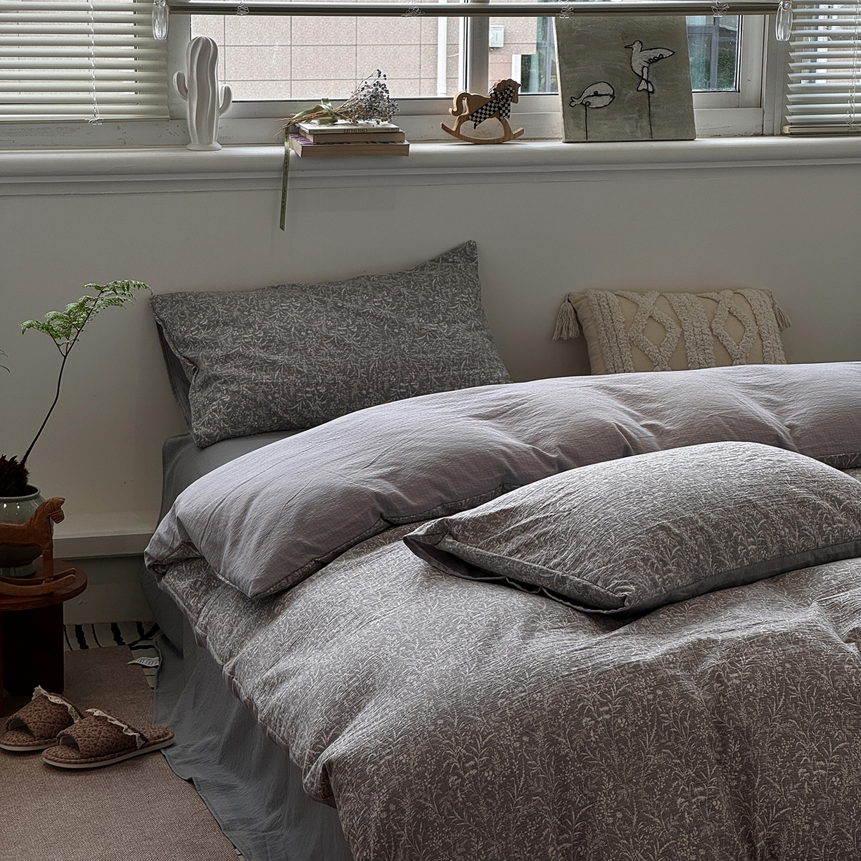 91家纺网 家纺一手货源 找家纺 水墨江南 2025新款高克重云感双层纱印花四件套-场景二 枝蔓