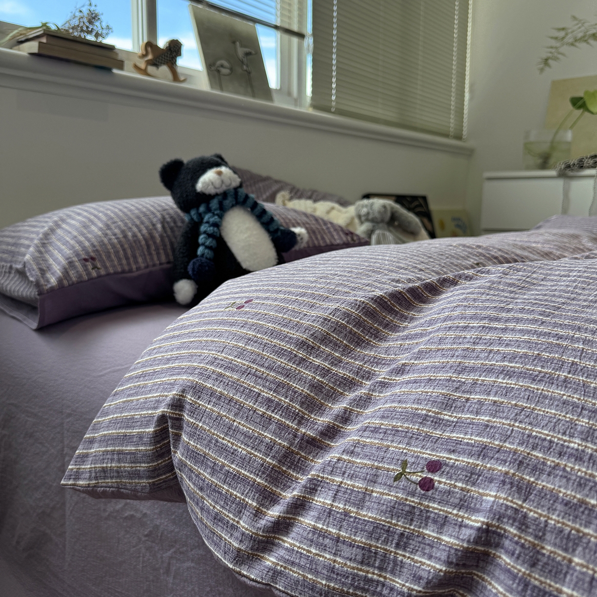 91家纺网 家纺一手货源 找家纺 水墨江南 2025新款高克重云感双层纱印花四件套-场景二 紫樱