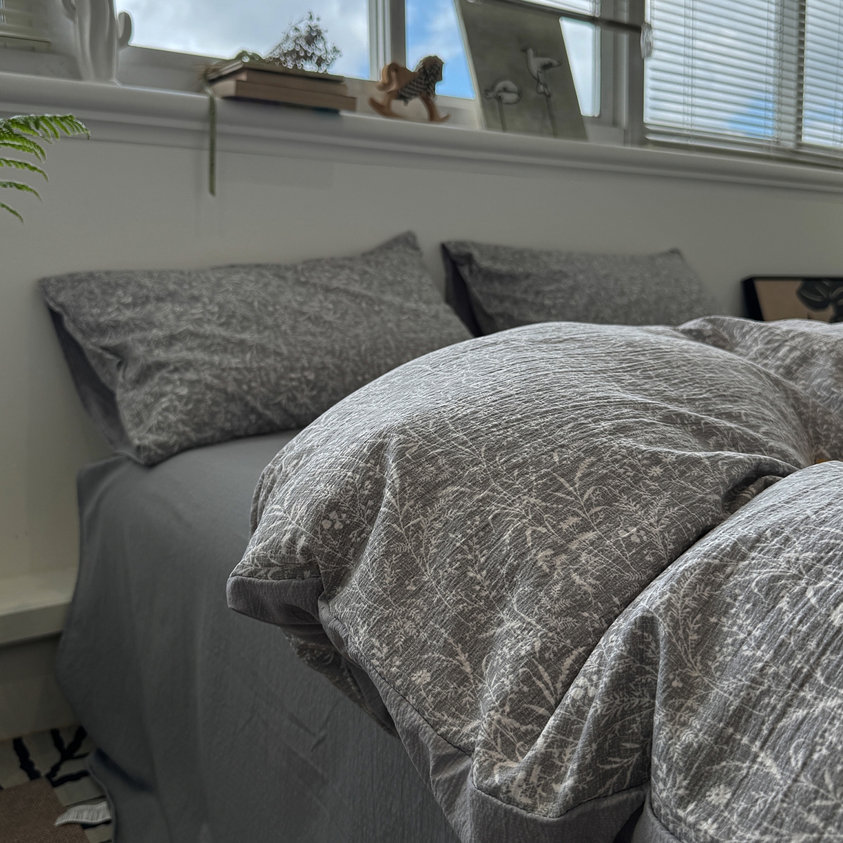 91家纺网 家纺一手货源 找家纺 水墨江南 2025新款高克重云感双层纱印花四件套-场景二 枝蔓