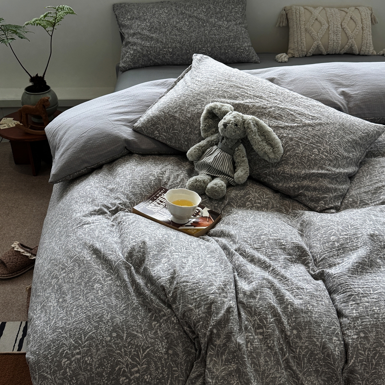 91家纺网 家纺一手货源 找家纺 水墨江南 2025新款高克重云感双层纱印花四件套-场景二 枝蔓