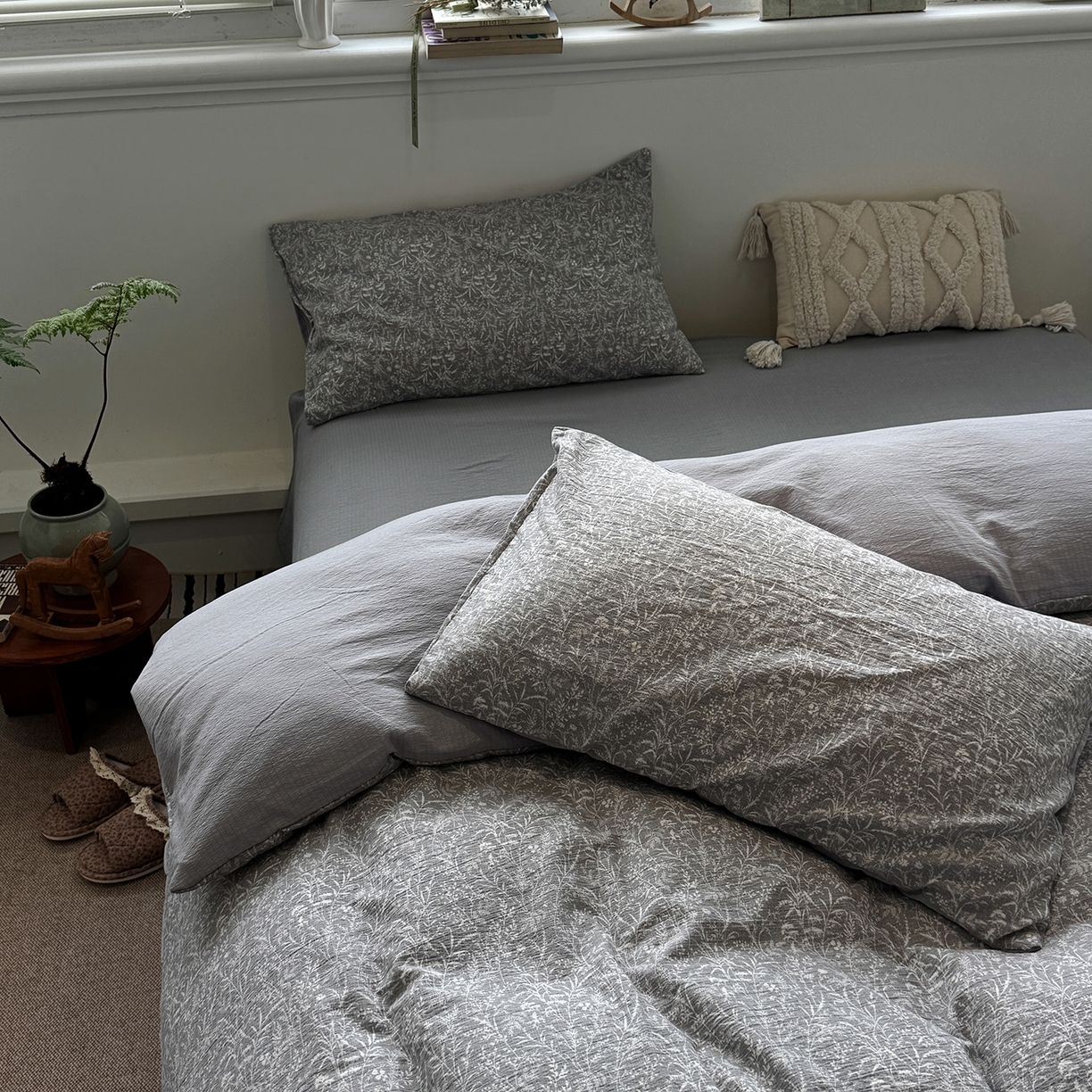 91家纺网 家纺一手货源 找家纺 水墨江南 2025新款高克重云感双层纱印花四件套-场景二 枝蔓