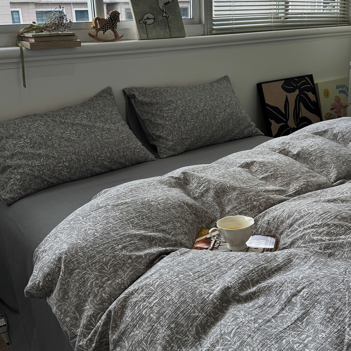 91家纺网 家纺一手货源 找家纺 水墨江南 2025新款高克重云感双层纱印花四件套-场景二 枝蔓