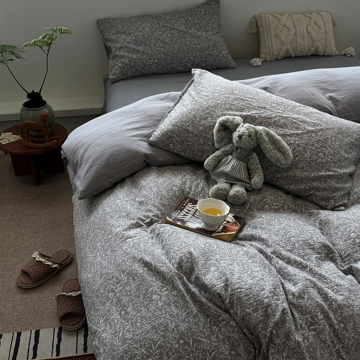 91家纺网 家纺一手货源 找家纺 水墨江南 2025新款高克重云感双层纱印花四件套-场景二 枝蔓