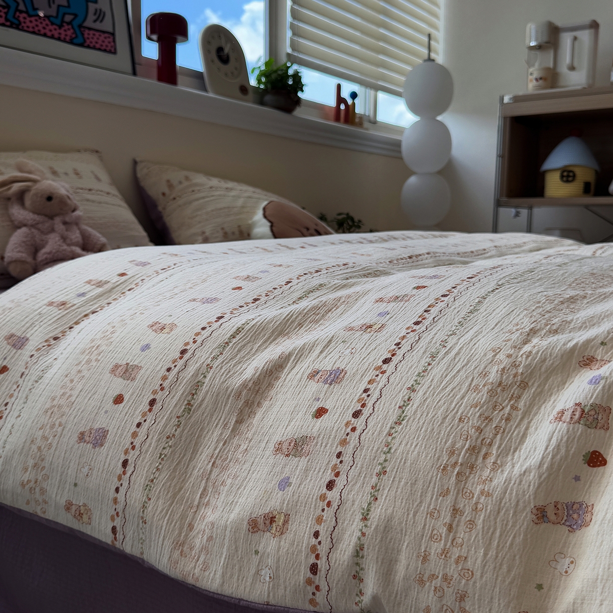 91家纺网 家纺一手货源 找家纺 水墨江南 2025新款高克重云感双层纱印花四件套-场景二 快乐小兔