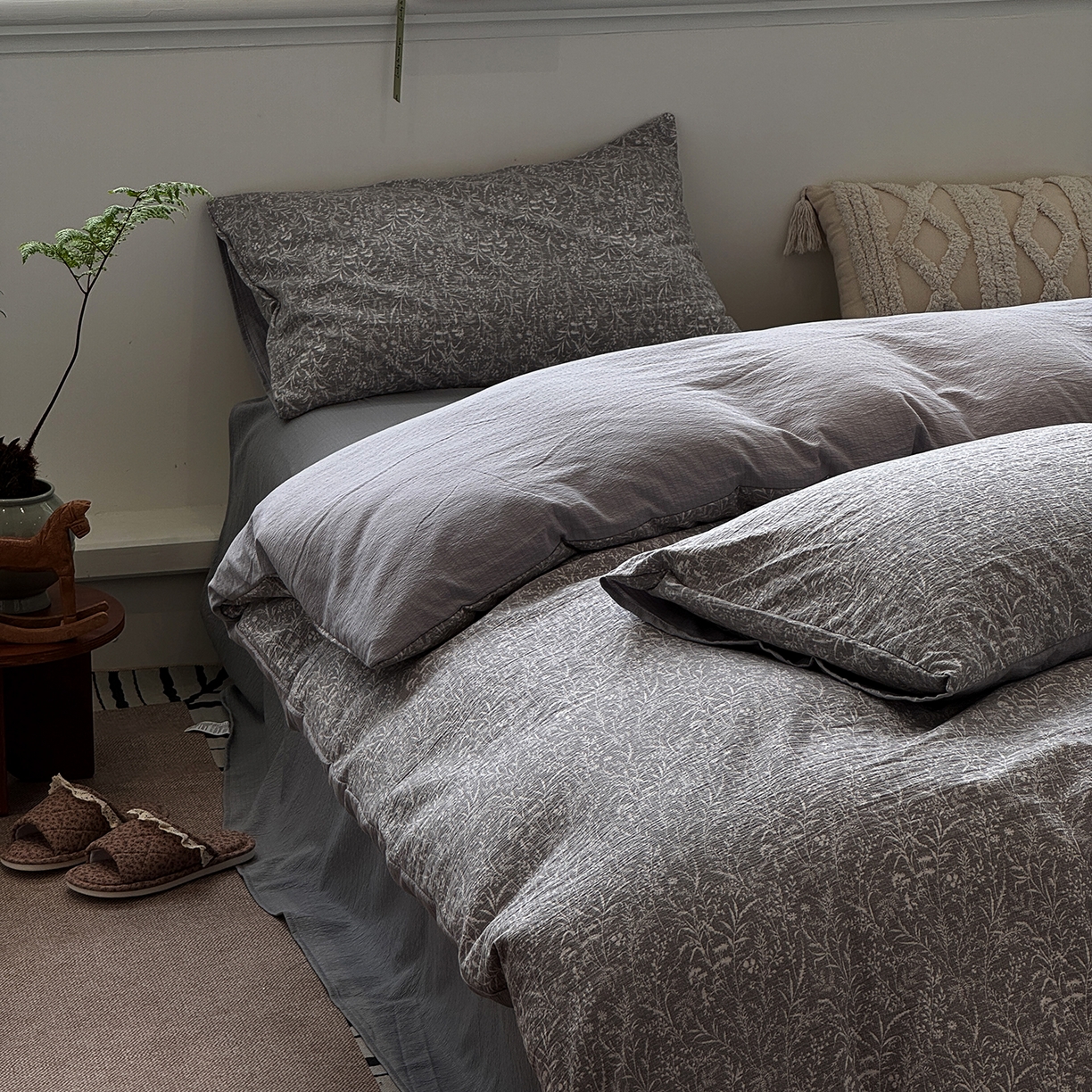 91家纺网 家纺一手货源 找家纺 水墨江南 2025新款高克重云感双层纱印花四件套-场景二 枝蔓