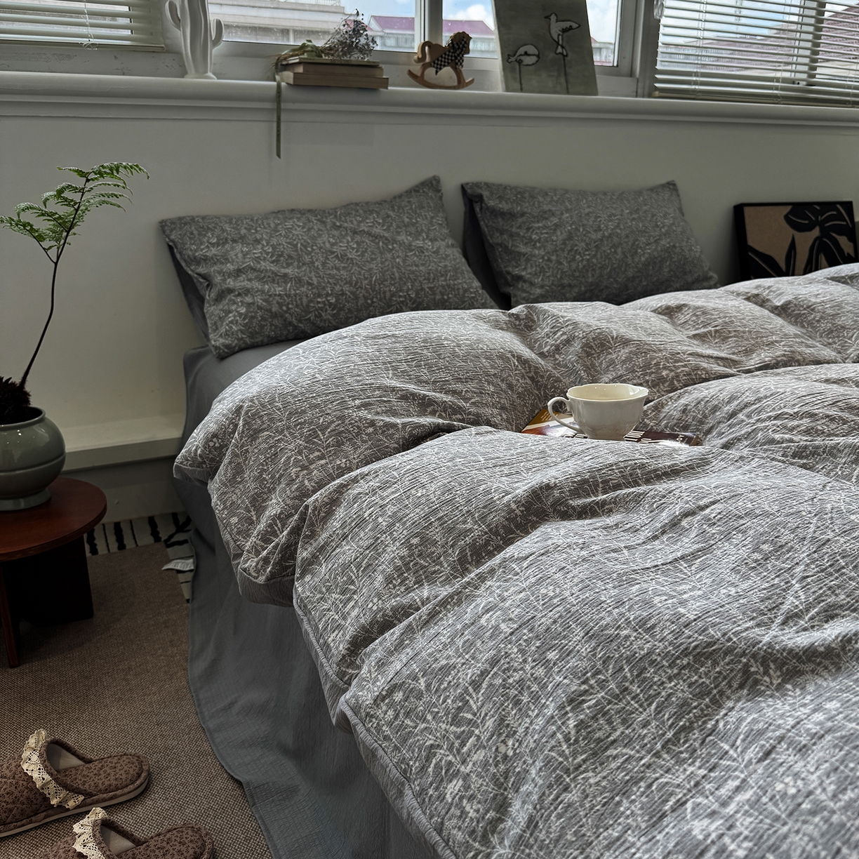 91家纺网 家纺一手货源 找家纺 水墨江南 2025新款高克重云感双层纱印花四件套-场景二 枝蔓