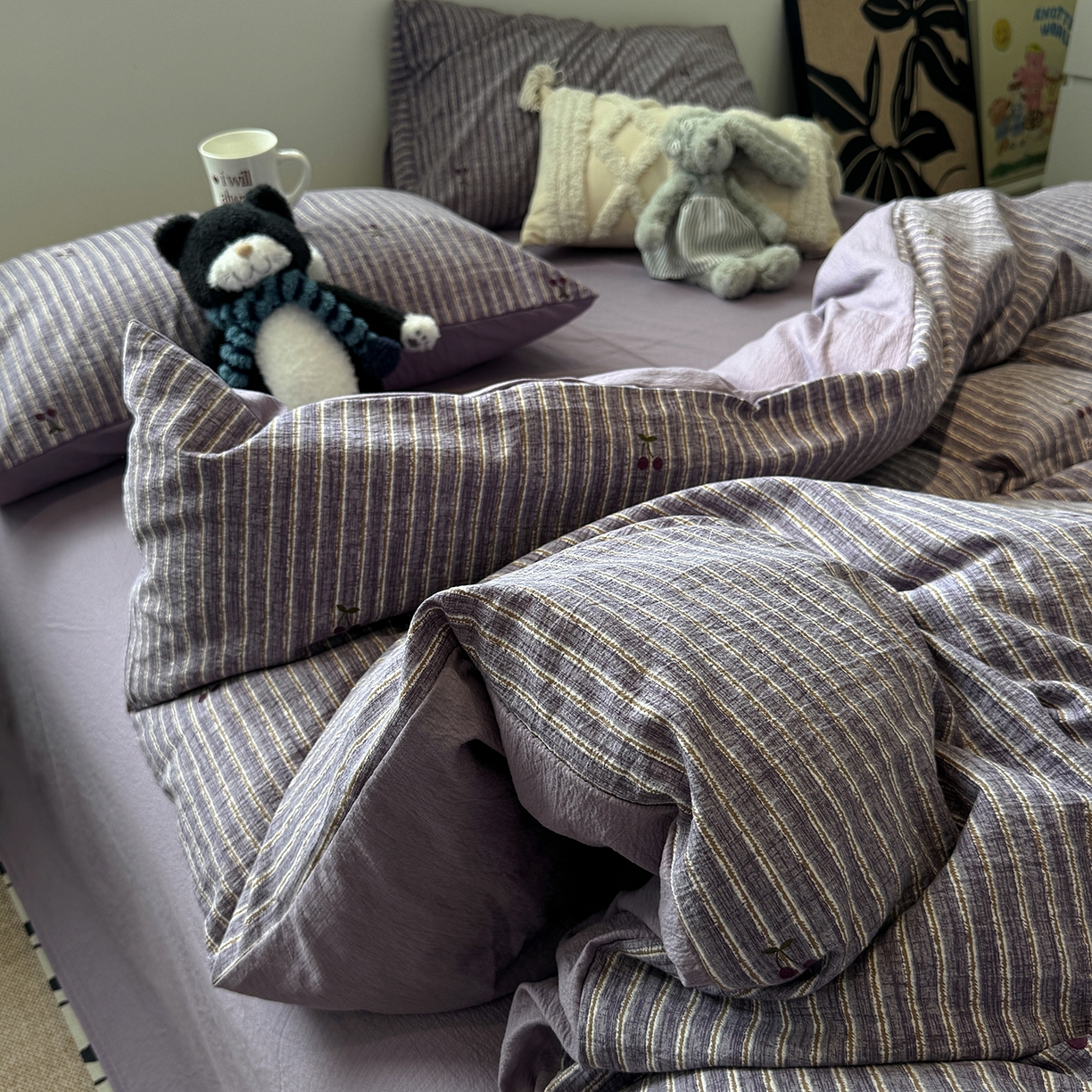 91家纺网 家纺一手货源 找家纺 水墨江南 2025新款高克重云感双层纱印花四件套-场景二 紫樱