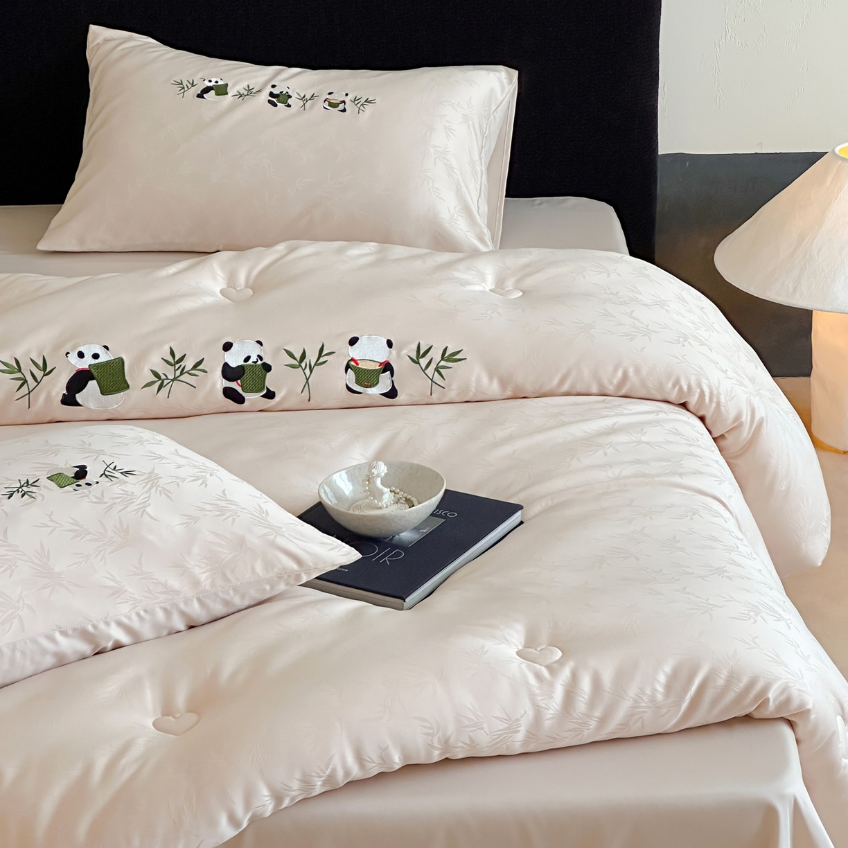 91家纺网 家纺一手货源 找家纺 一加一 2025新款竹叶提花刺绣抗菌被芯被子冬被-熊猫戏竹 熊猫戏竹-浅粉