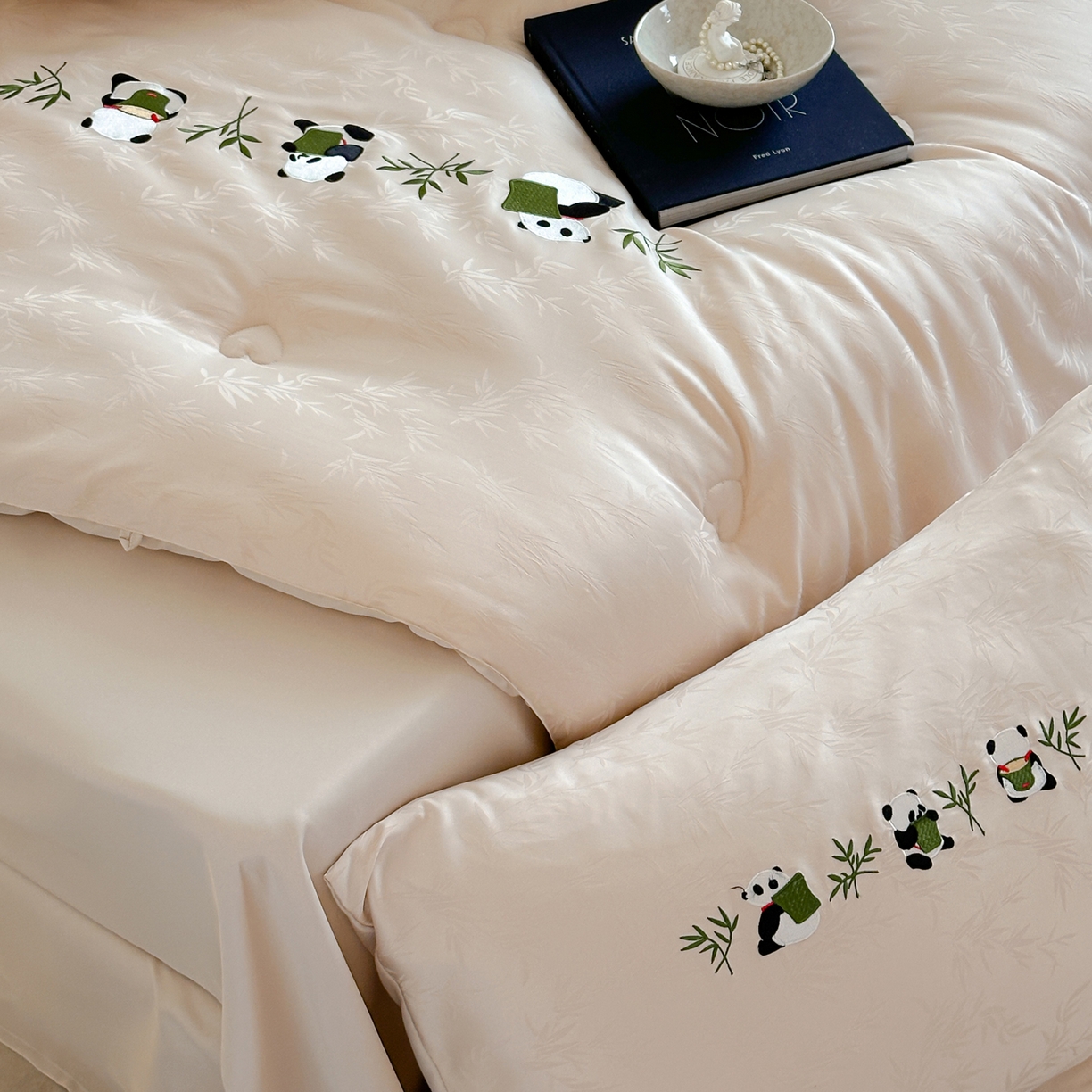 91家纺网 家纺一手货源 找家纺 一加一 2025新款竹叶提花刺绣抗菌被芯被子冬被-熊猫戏竹 熊猫戏竹-浅粉