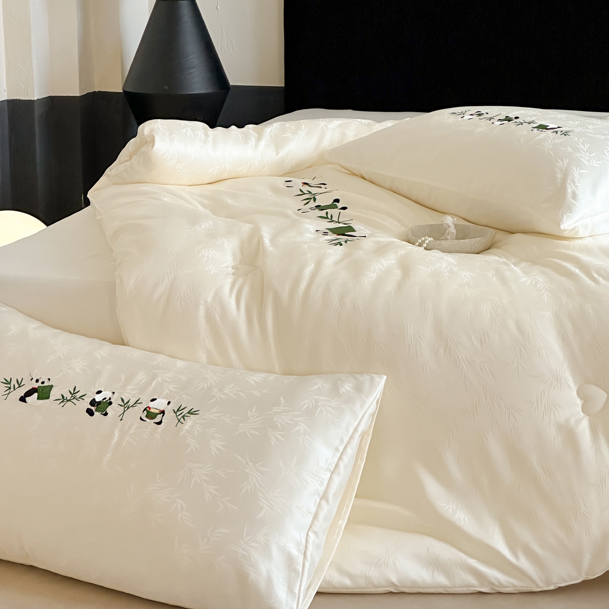 91家纺网 家纺一手货源 找家纺 一加一 2025新款竹叶提花刺绣抗菌被芯被子冬被-熊猫戏竹 熊猫戏竹-米白